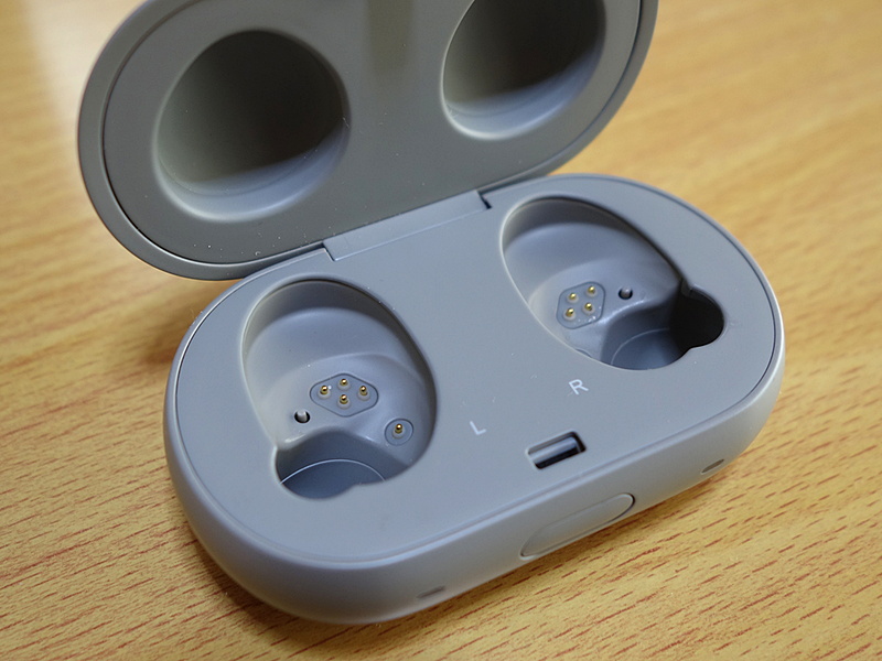 充電ケースの内部。イヤホンをこのケースの中に置いて、充電ケースのフタをカチっとしめるとそこで始めて充電がスタートします