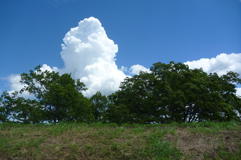 荒川沿いのサイクリングロード（上流）。整備された川沿いのサイクリングロードで景色も良かったりしますが、場所によっては周囲にな～んにもなかったりします。サイクリングロードを抜ける道さえない的な。こういう場所でパンクしたら非常に困るので、多くのサイクリストがパンク修理セットを携行しています。