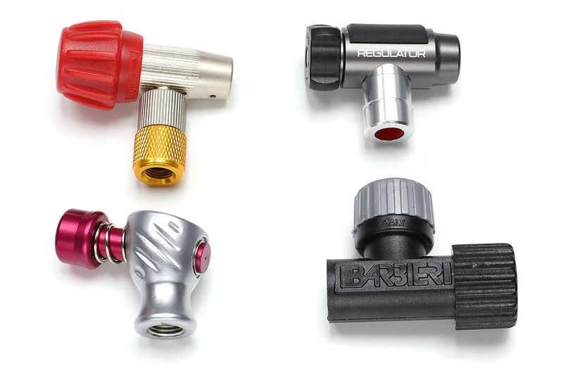 CO2ボンベの先にセットして使う、非常にシンプルなタイプ。小型軽量で使い方を理解しやすいタイプです。