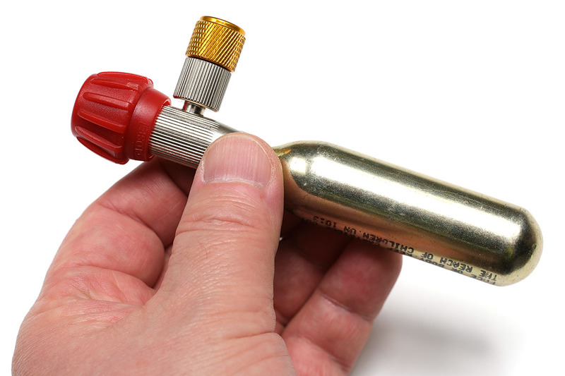 CO2ボンベの先にセットして使う、非常にシンプルなタイプ。小型軽量で使い方を理解しやすいタイプです。