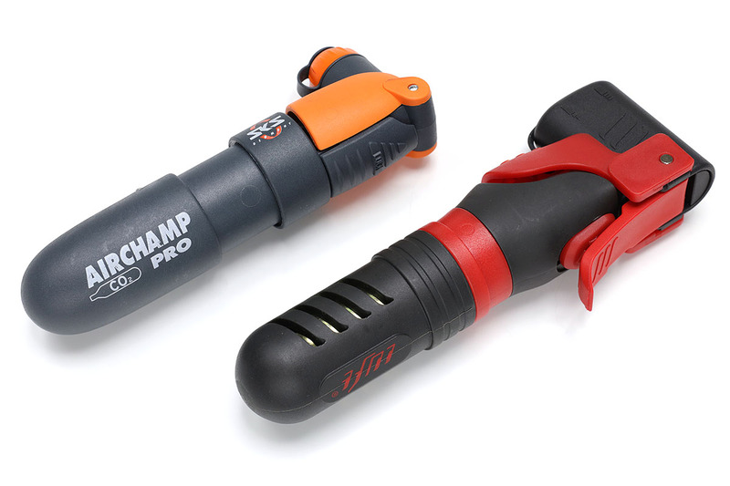 左は前述のシンプル・タイプに「CO2ボンベを一体化できる一工夫」が加わったタイプ。右は本体内にCO2ボンベを内蔵できるタイプで、CO2注入をオンオフできるボタンも搭載しています。