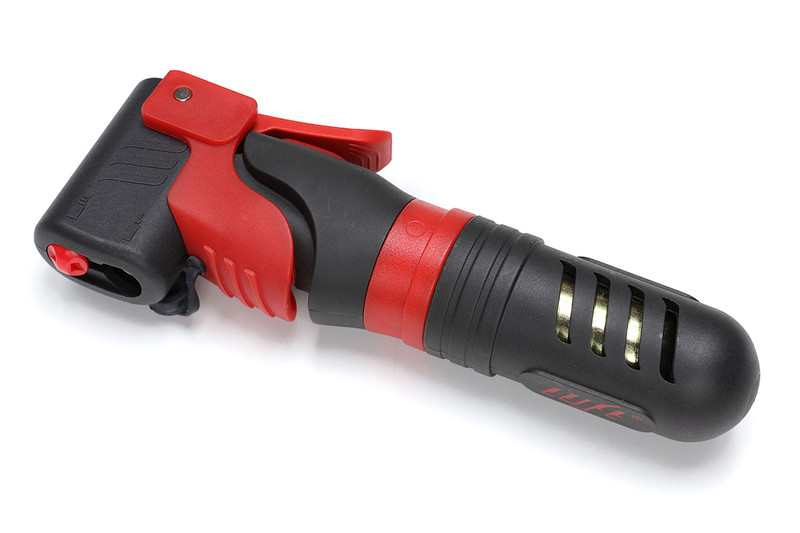 LUFT「ディスペンサブルCO2インフレーター」。本体内にCO2ボンベを収納して携帯できます。仏式バルブにも米式バルブにも対応し、バルブ固定レバー搭載。CO2注入をボタンでオンオフできます。