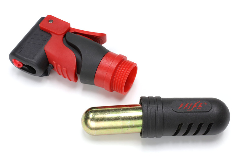 LUFT「ディスペンサブルCO2インフレーター」。本体内にCO2ボンベを収納して携帯できます。仏式バルブにも米式バルブにも対応し、バルブ固定レバー搭載。CO2注入をボタンでオンオフできます。