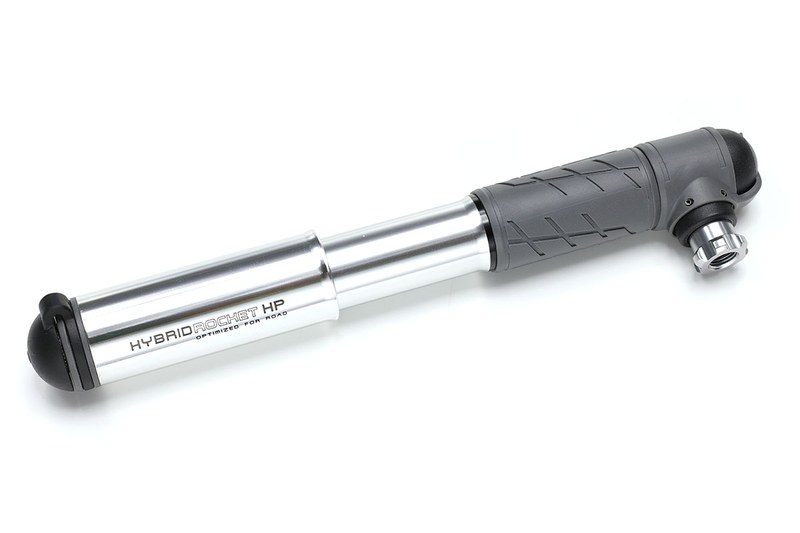 TOPEAK「HybridRocket HP」（<a href="http://www.topeak.jp/pump/ppm08800.html" class="strong bn" target="_blank">公式ページ</a>）。手動式ポンプにもCO2インフレーターにもなるハイブリッドタイプです。