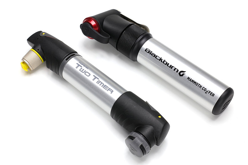 TOPEAK「Two Timer」とBlackburn「MANMOTH CO2'FER MINI-PUMP」（<a href="http://www.blackburndesign.jp/mp_mammothco2fer.html" class="strong bn" target="_blank">公式ページ</a>）。どちらもハイブリッドタイプであり、さらに本体内にCO2ボンベを収納して携帯できる製品です。CO2注入のオンオフはボタン式。