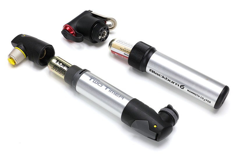 TOPEAK「Two Timer」とBlackburn「MANMOTH CO2'FER MINI-PUMP」（<a href="http://www.blackburndesign.jp/mp_mammothco2fer.html" class="strong bn" target="_blank">公式ページ</a>）。どちらもハイブリッドタイプであり、さらに本体内にCO2ボンベを収納して携帯できる製品です。CO2注入のオンオフはボタン式。