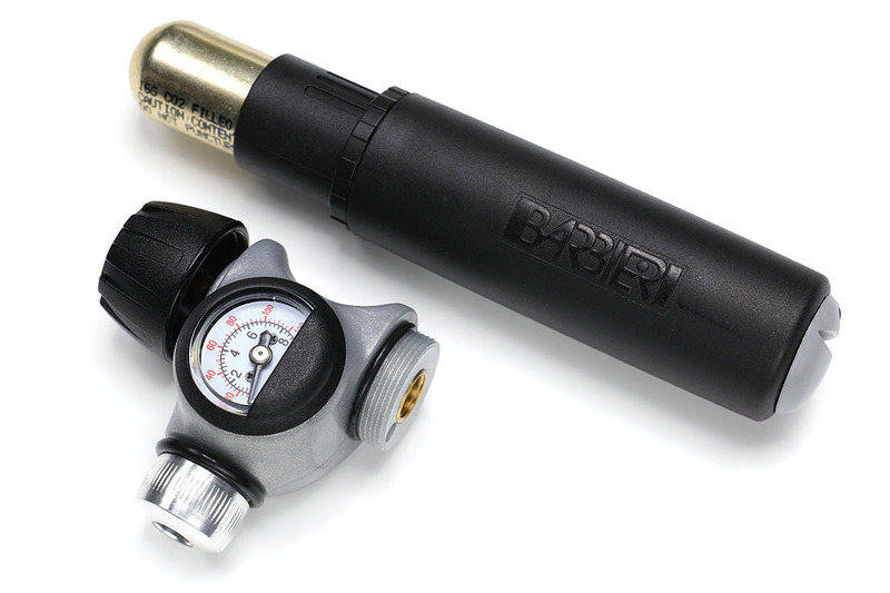 ハイブリッドタイプで本体内にCO2ボンベを収納できて、さらに空気圧を計れるゲージまで付いたものもあります。