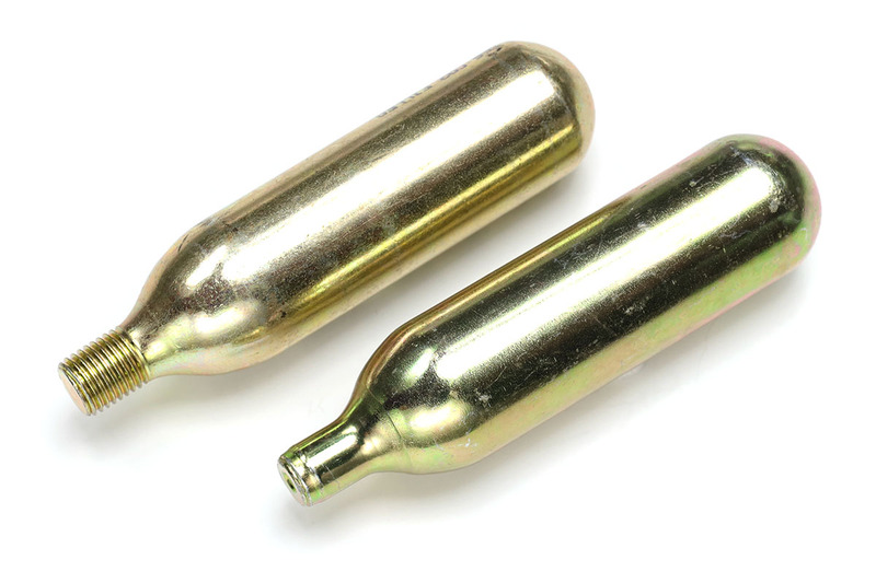 CO2ボンベにはネジ山ありの主流タイプと、ネジ山なしのマイナーなタイプがあります。また、内蔵CO2量にも違いがあり、その主流は16gタイプだと思われます。ともあれ、どのタイプにせよ、使用時はCO2インフレーター側の針のようなしくみにより、CO2ボンベ先端に穴を開けます。穴を開けるとき、CO2ボンベ側やCO2インフレーター側をねじりますが、力強く一気にネジ込むと失敗しにくいと思います。