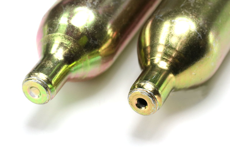 CO2ボンベにはネジ山ありの主流タイプと、ネジ山なしのマイナーなタイプがあります。また、内蔵CO2量にも違いがあり、その主流は16gタイプだと思われます。ともあれ、どのタイプにせよ、使用時はCO2インフレーター側の針のようなしくみにより、CO2ボンベ先端に穴を開けます。穴を開けるとき、CO2ボンベ側やCO2インフレーター側をねじりますが、力強く一気にネジ込むと失敗しにくいと思います。