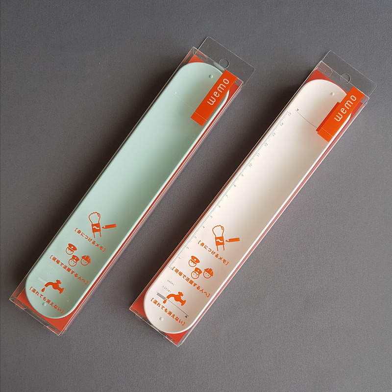 腕に巻き付け、どこででもメモできるバングル型のWEMO　ウェアラブルメモ。バリエーションは多いが筆者はこの2色を購入