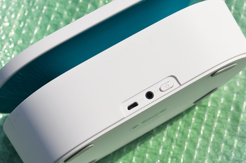 バッテリーを内蔵しており、充電はMicroUSB経由で行います。ライン入力用の端子も備えています