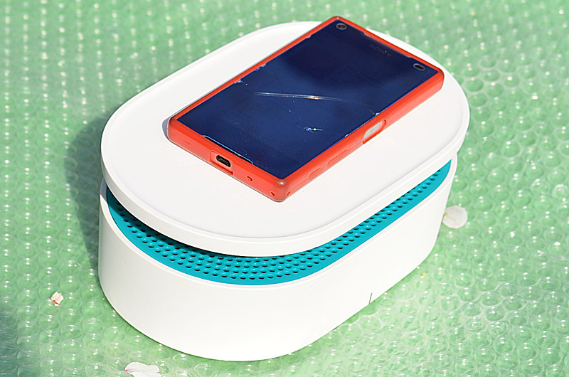 先日のお花見に持ち込んところ、友人たちが代わる代わるスマホを乗っけて愉しんでいました。こういう遊び方ができるのが、同製品の良いところだと思います。