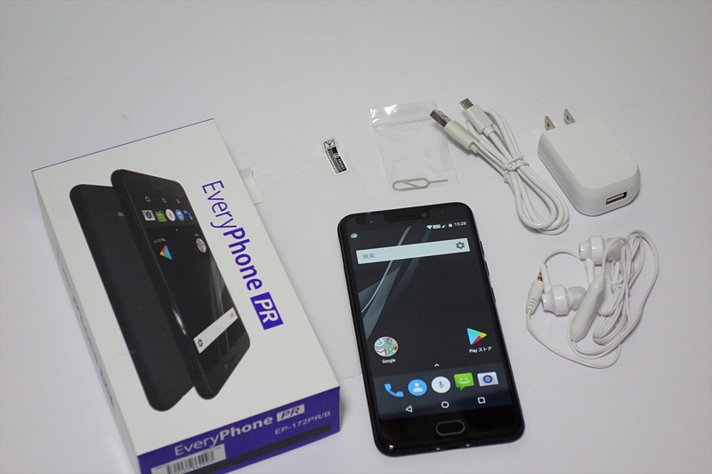 EveryPhone PR一式。充電器やイヤホンがいかにも安っぽいな、とは思うものの本体はごくごく普通のデザイン
