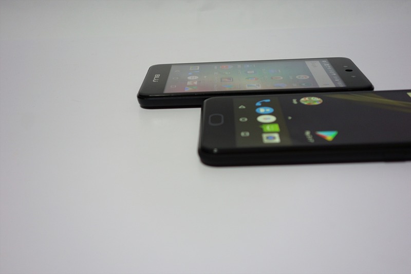 厚さ比べ。奥のGRAND Mは9.4mm。大ぶりのせいか、見た目でEveryPhoneのほうが厚いように感じていたのだが、比べてみると違う