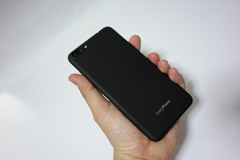 背面は滑りにくいマットな質感。高級感や上質感とは無縁だが潔くて良いと思います