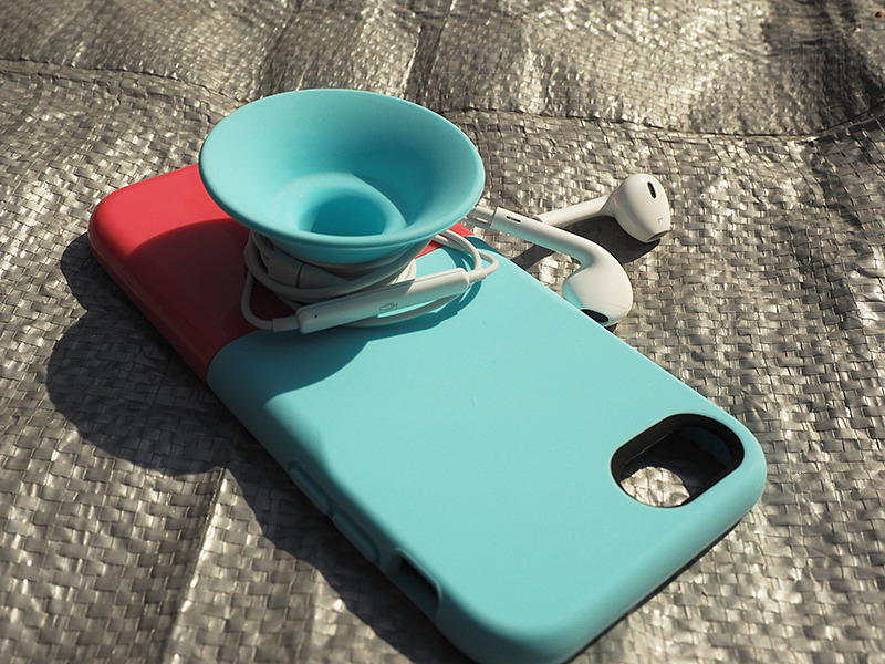 イヤホンケーブルなどを巻き付け……