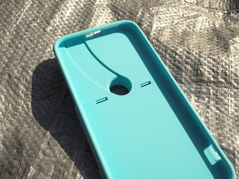 ケース下部、スピーカーからラッパに向けて音を導く溝が切られている