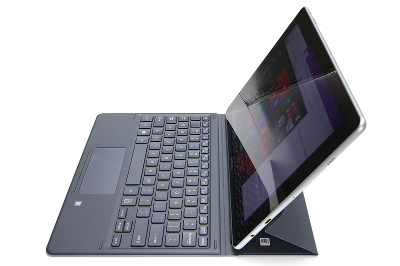 キーボードカバーを使って端末角度を2段階（40°/55°）に調節できるほか、タブレットとして使いやすい角度にもできます。どの角度でも、キーボードを出したり、折って収納したりして使えて、収納時はタブレットモードとして動作します。