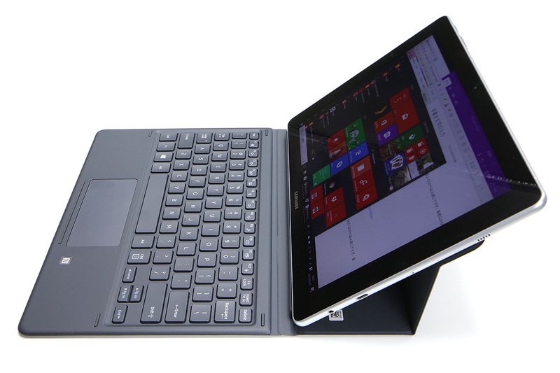 キーボードカバーを使って端末角度を2段階（40°/55°）に調節できるほか、タブレットとして使いやすい角度にもできます。どの角度でも、キーボードを出したり、折って収納したりして使えて、収納時はタブレットモードとして動作します。