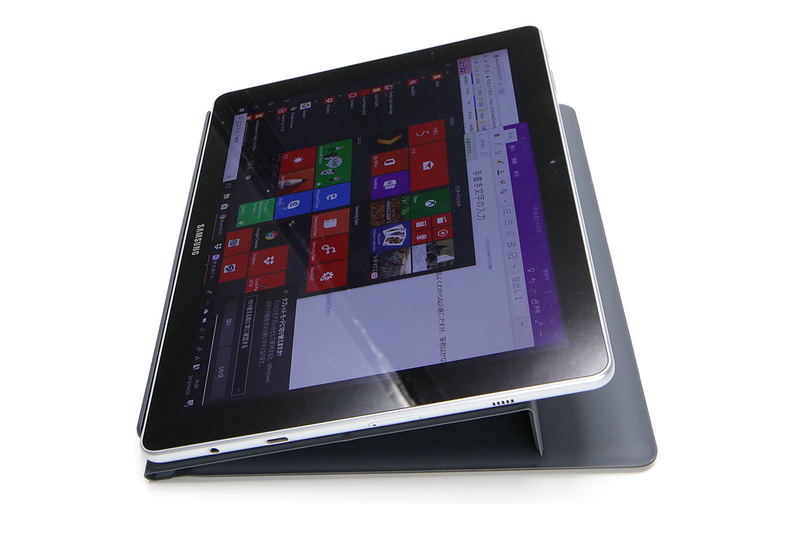 キーボードカバーを使って端末角度を2段階（40°/55°）に調節できるほか、タブレットとして使いやすい角度にもできます。どの角度でも、キーボードを出したり、折って収納したりして使えて、収納時はタブレットモードとして動作します。