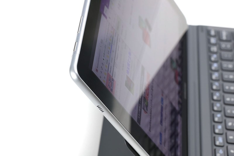 左上に電源ボタンと音量ボタン、右横にUSBポート/音声ジャック/microSDカードスロットを搭載。