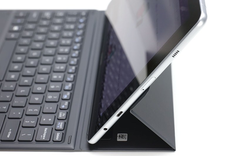 左上に電源ボタンと音量ボタン、右横にUSBポート/音声ジャック/microSDカードスロットを搭載。