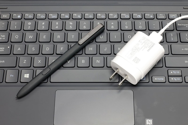 付属ACアダプターは比較的に小型で携帯にも都合が良いサイズです。キーボードはやや小型で英語配列。