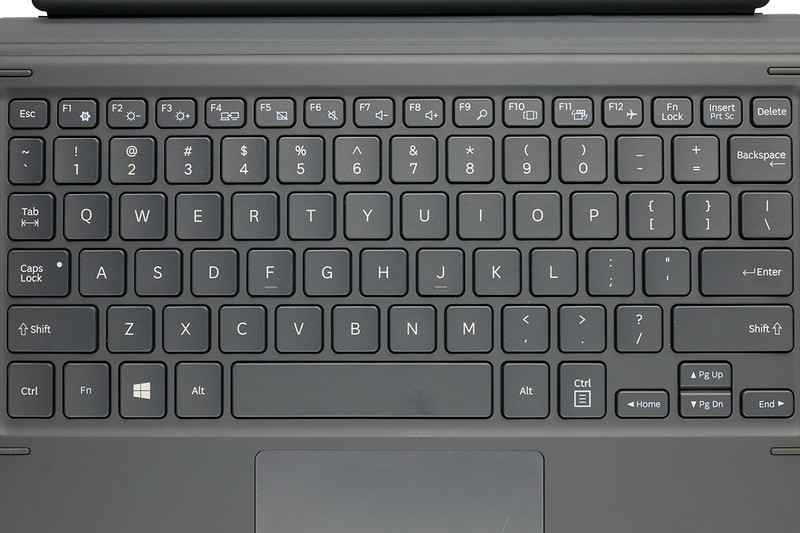 付属ACアダプターは比較的に小型で携帯にも都合が良いサイズです。キーボードはやや小型で英語配列。