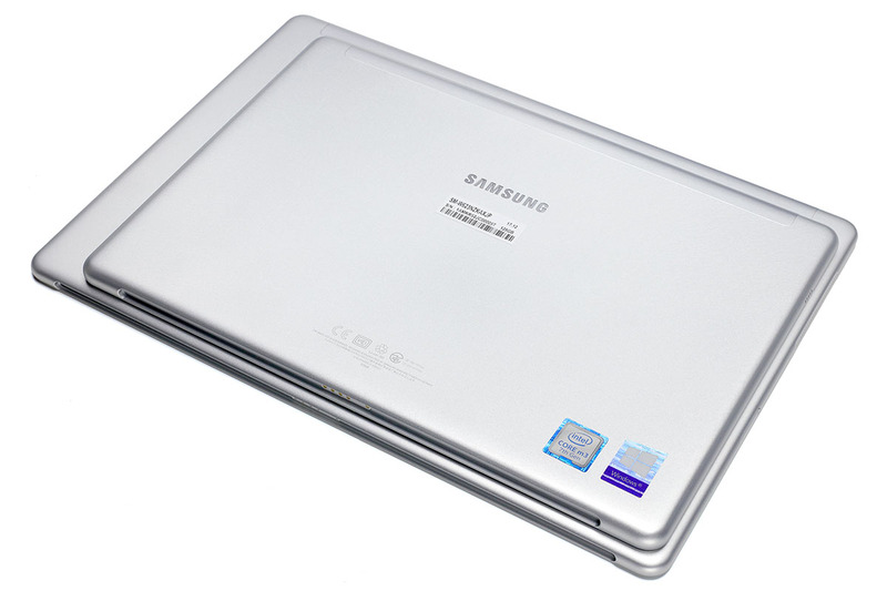 10.6インチモデルは12.0インチモデルより一回り小さく、少々軽いという感じ。キーボードカバーのサイズも異なり、キーサイズも異なります。キーボード部については、12.0インチモデルはほぼ標準サイズのキーボードですが、10.6インチモデルはキーサイズもキーピッチも少し小さめです。