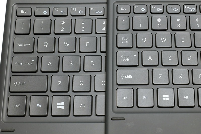 10.6インチモデルは12.0インチモデルより一回り小さく、少々軽いという感じ。キーボードカバーのサイズも異なり、キーサイズも異なります。キーボード部については、12.0インチモデルはほぼ標準サイズのキーボードですが、10.6インチモデルはキーサイズもキーピッチも少し小さめです。