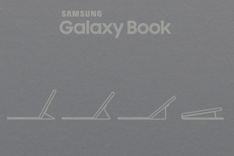 キーボードカバーでGalaxy Bookの画面傾きを数段階に変えられますが、これも10.6インチモデルと12.0インチモデルで異なります。10.6インチモデルは55°/40°の2段階で、12.0インチモデルが60°/53°/40°の3段階。どちらのキーボードカバーも、タブレットを斜めに支えるスタンドとしても機能します。