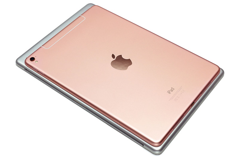 9.7インチiPadとGalaxy Book 10.6を比べると、Galaxy Book 10.6が一回り大きいという感じです。カバーやキーボードカバーを装着した状態ですと、Galaxy Book 10.6のほうが一回り大きくてちょっと分厚いというイメージ。