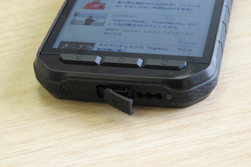 microUSB端子はキャップ付き
