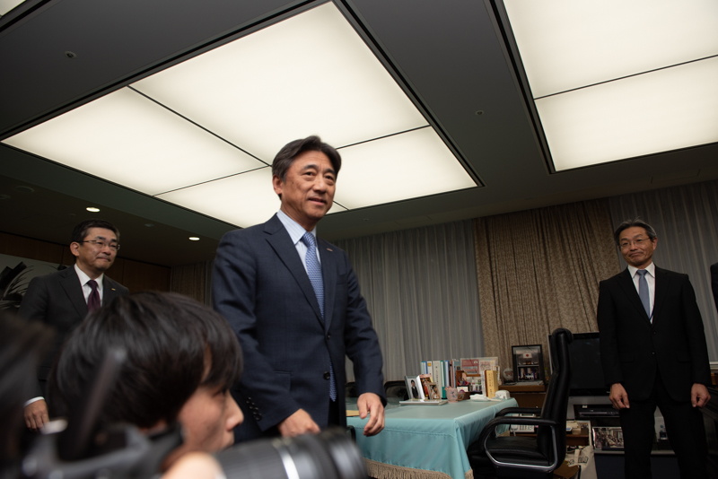 大臣室に入る各社の代表