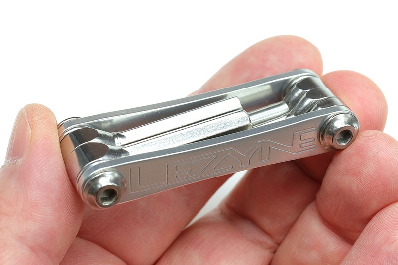 LEZYNEの「SV TOOLS 5TOOL」。長さ約63mmで質量は50gしかありません。5つのツールを備えており、自転車走行途中に車体の一部機構を調節するなどの用途には十分役立ちます。メーカー税別価格は2730円。