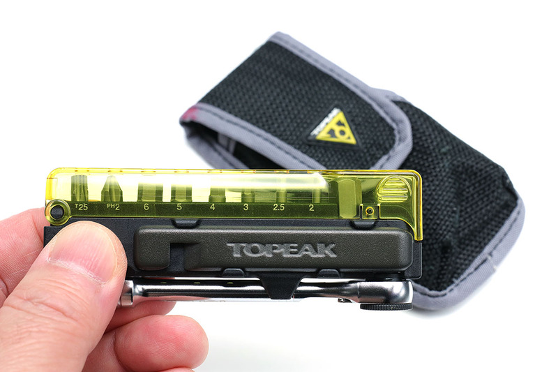 TOPEAK「Ratchet Rocket RX」。ちょっと古いモデルで既に販売が終了していますが、手のひらサイズで120gのマルチツールセットです。ラチェットハンドル、タイヤレバー（アルミ製）、アーレンキー（六角レンチ）の2/2.5/3/4/5/6/8mm、T25トルクスレンチ、＋ドライバーなどが含まれています。ケース付き。メーカー税別価格3300円。