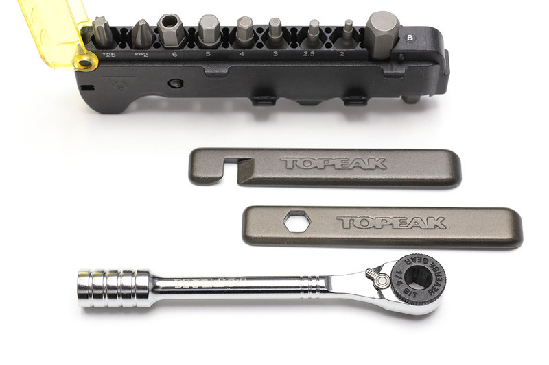 TOPEAK「Ratchet Rocket RX」。ちょっと古いモデルで既に販売が終了していますが、手のひらサイズで120gのマルチツールセットです。ラチェットハンドル、タイヤレバー（アルミ製）、アーレンキー（六角レンチ）の2/2.5/3/4/5/6/8mm、T25トルクスレンチ、＋ドライバーなどが含まれています。ケース付き。メーカー税別価格3300円。