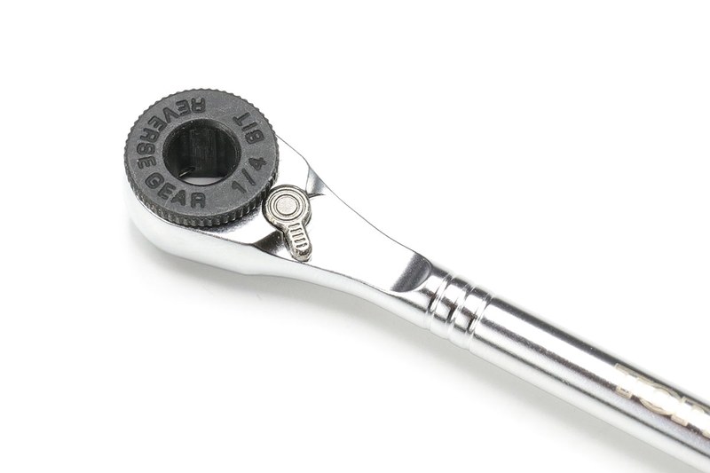 ラチェットハンドルは2方向切り換え式で、締めにも緩めにも使えますが、ロックはできません。ハンドル反対側にビットを入れれば、そちらは固定でのネジ回しにも一応使えます。