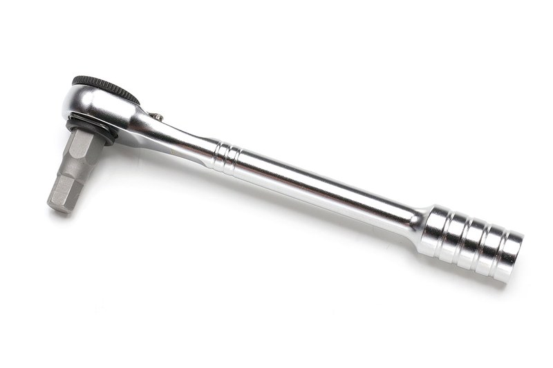 ラチェットハンドルは2方向切り換え式で、締めにも緩めにも使えますが、ロックはできません。ハンドル反対側にビットを入れれば、そちらは固定でのネジ回しにも一応使えます。