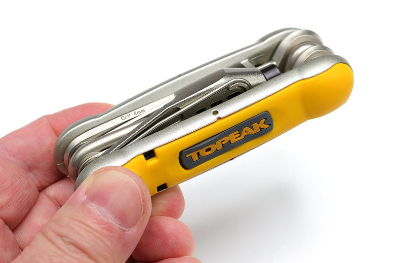 典型的なマルチツールスタイルのTOPEAK「ヘキサス16」。ちょっとゴツめ大きめですが、ツールを引き出すだけで使えるので、ナニゲにとても便利だったりします。複雑な形状のツールはタイヤのチェーンの接続などに使うチェーンツール（いわゆるチェーン切り）です。チェーンが離れないよう保持しておくチェーンフックも内蔵しています。このモデルのタイヤレバーは樹脂製（金属製だとリムが傷つくことがある）なので、そのあたりもちょっと実用性が高い感じ。