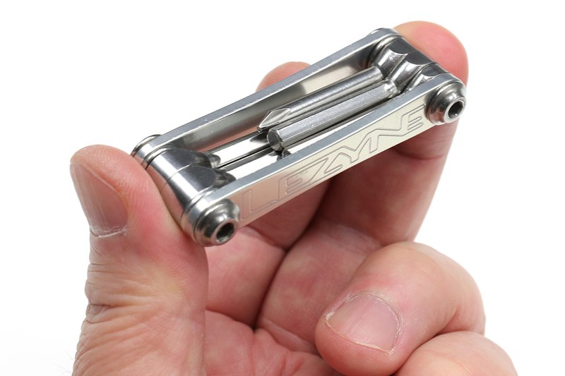 冒頭にも出てきたLEZYNE「SV TOOLS 5TOOL」（<a href="http://www.diatechproducts.com/lezyne/sv.html" class="strong bn" target="_blank">公式ページ</a>）。長さ約63mmで質量は50g、5つのツールを備えた小型マルチツールです。メーカー税別価格は2730円。