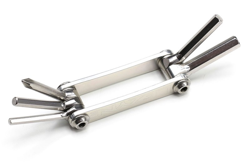 冒頭にも出てきたLEZYNE「SV TOOLS 5TOOL」（<a href="http://www.diatechproducts.com/lezyne/sv.html" class="strong bn" target="_blank">公式ページ</a>）。長さ約63mmで質量は50g、5つのツールを備えた小型マルチツールです。メーカー税別価格は2730円。