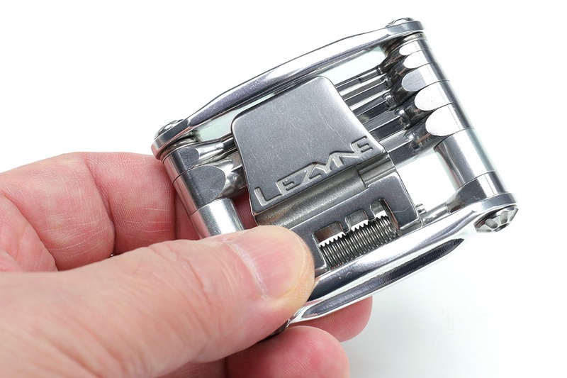 LEZYNE「STAINLESS TOOLS 12TOOL」（<a href="http://www.diatechproducts.com/lezyne/stainless.html" class="strong bn" target="_blank">公式ページ</a>）。12のツールを内蔵しており、質量は115g。メーカー税別価格は5040円。このツールも上の「SV TOOLS 5TOOL」も、ツール部はステンレスでそれ以外はアルミニウムです。