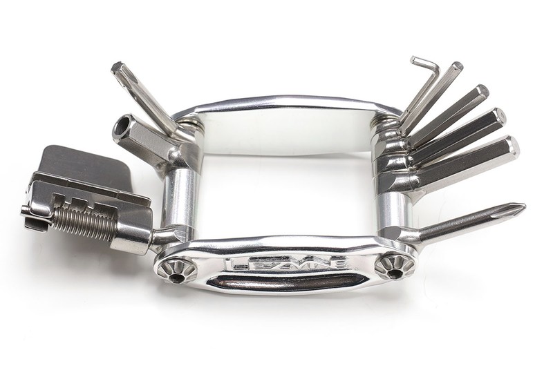 LEZYNE「STAINLESS TOOLS 12TOOL」（<a href="http://www.diatechproducts.com/lezyne/stainless.html" class="strong bn" target="_blank">公式ページ</a>）。12のツールを内蔵しており、質量は115g。メーカー税別価格は5040円。このツールも上の「SV TOOLS 5TOOL」も、ツール部はステンレスでそれ以外はアルミニウムです。