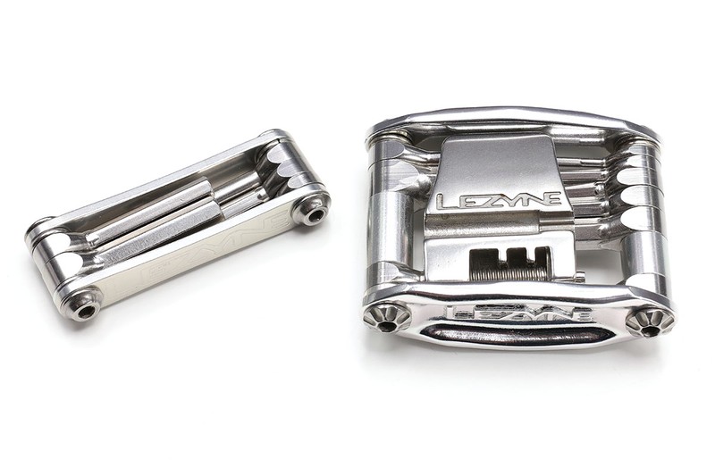 ハダカ状態を眺めてキレイなLEZYNE製ツールですが、柔軟性のある簡易カバーが付属していたりします。カバー装着状態だとツールどうしが緩衝してガチャガチャ言ったりもしません。赤いのは旧タイプのタイヤリペアキットで、防水性が高く、外見もなかなか。新型のタイヤリペアキット「LEVER KIT TIRE PEPAIR」（<a href="http://www.diatechproducts.com/lezyne/lever_kit.html" class="strong bn" target="_blank">公式ページ</a>）は、より実用性が高いキットになっているようです。