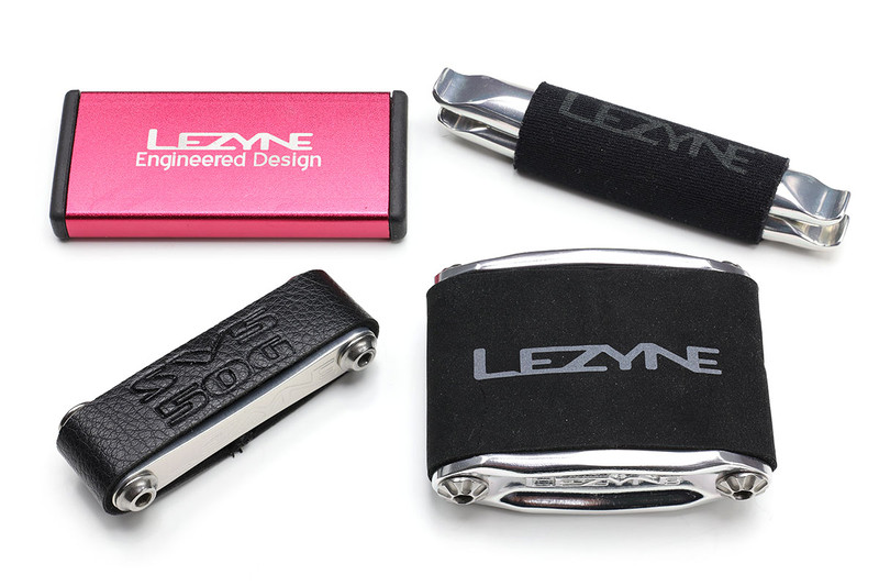 ハダカ状態を眺めてキレイなLEZYNE製ツールですが、柔軟性のある簡易カバーが付属していたりします。カバー装着状態だとツールどうしが緩衝してガチャガチャ言ったりもしません。赤いのは旧タイプのタイヤリペアキットで、防水性が高く、外見もなかなか。新型のタイヤリペアキット「LEVER KIT TIRE PEPAIR」（<a href="http://www.diatechproducts.com/lezyne/lever_kit.html" class="strong bn" target="_blank">公式ページ</a>）は、より実用性が高いキットになっているようです。