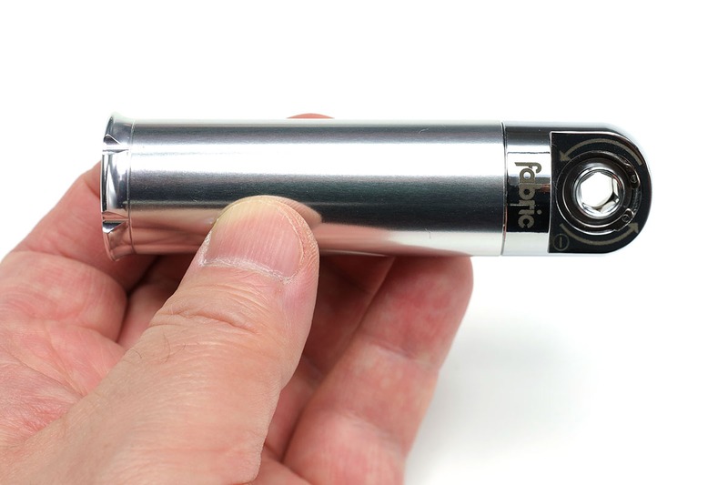 fabricの「CHAMBER-R TOOL」（<a href="http://jp.fabric.cc/shop/tools.php" class="strong bn" target="_blank">公式ページ</a>）。筒状の金属ケース兼ラチェットハンドルのなかに5＋1本のツールが内蔵されています。ツールが大きめなので使用時の実用性が高く、収納時の見栄えも美しいです。メーカー税別価格6500円。