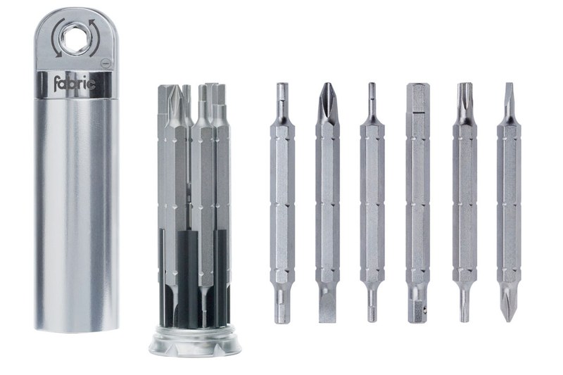 fabricの「CHAMBER-R TOOL」（<a href="http://jp.fabric.cc/shop/tools.php" class="strong bn" target="_blank">公式ページ</a>）。筒状の金属ケース兼ラチェットハンドルのなかに5＋1本のツールが内蔵されています。ツールが大きめなので使用時の実用性が高く、収納時の見栄えも美しいです。メーカー税別価格6500円。