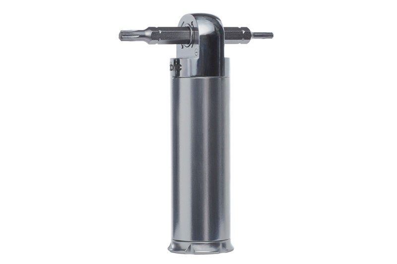 fabricの「CHAMBER-R TOOL」（<a href="http://jp.fabric.cc/shop/tools.php" class="strong bn" target="_blank">公式ページ</a>）。筒状の金属ケース兼ラチェットハンドルのなかに5＋1本のツールが内蔵されています。ツールが大きめなので使用時の実用性が高く、収納時の見栄えも美しいです。メーカー税別価格6500円。