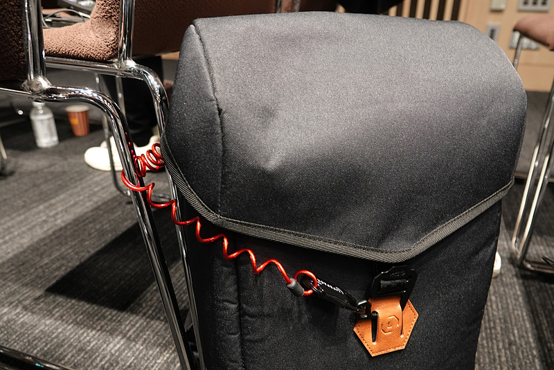 とあるセミナー会場にて。不特定多数の人がいる場所で、ちょっと席を外すときなどに、盗難防止ケーブルがあるのは安心。別途持ち歩く必要がない、というところがキモだ